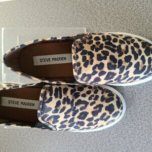 STEVE MADDEN GILLS ''SAFRAY'' LEOPARD PRINT SLIP-ON PLATFORM SNEAKERS METAL LOGO